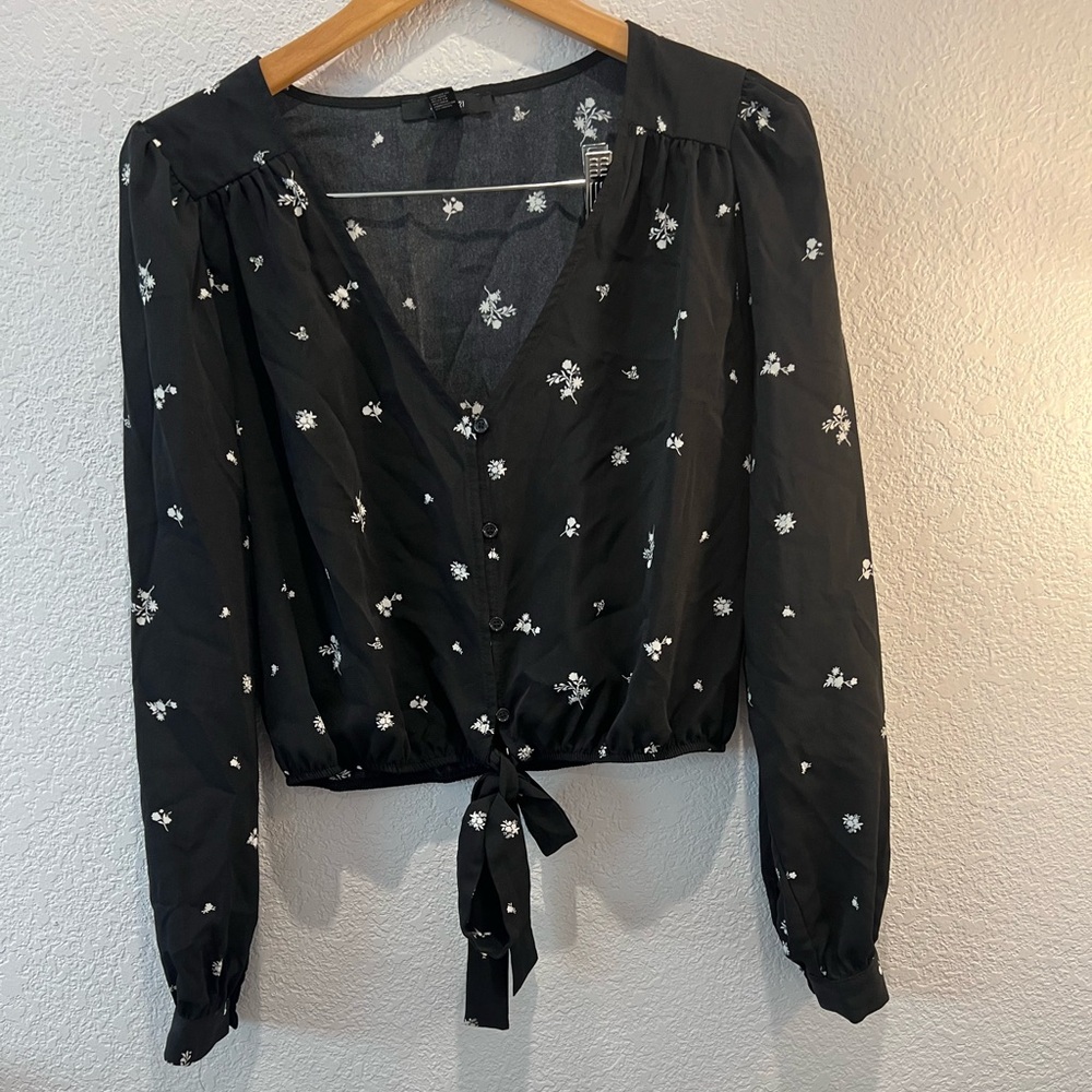 Forever 21, black and white tie Floral Blouse, size M